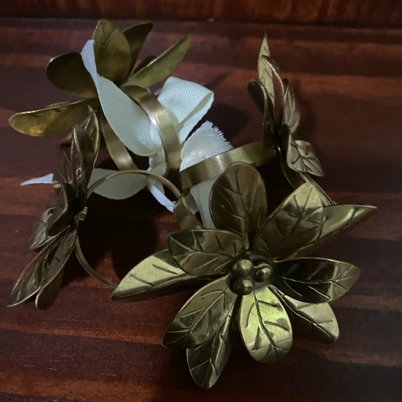 Pottery Born Set Of 4 Gold Leaf Poinsettia Floral Festive Holiday Napkin Rings - Picture 3 of 7